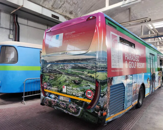 Car wrapping su mezzo commerciale per visibilita aziendale
