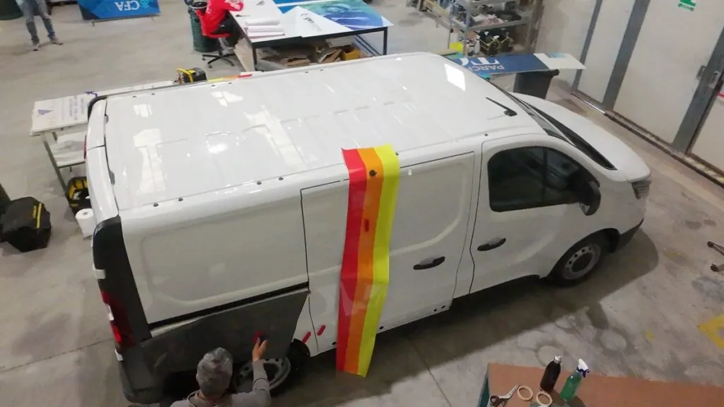 Furgone bianco con pellicola colorata in fase di applicazione