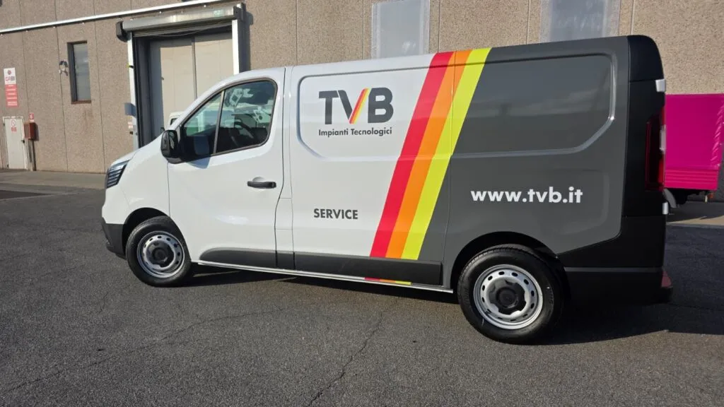 Furgone TVB con logo e dettagli colorati