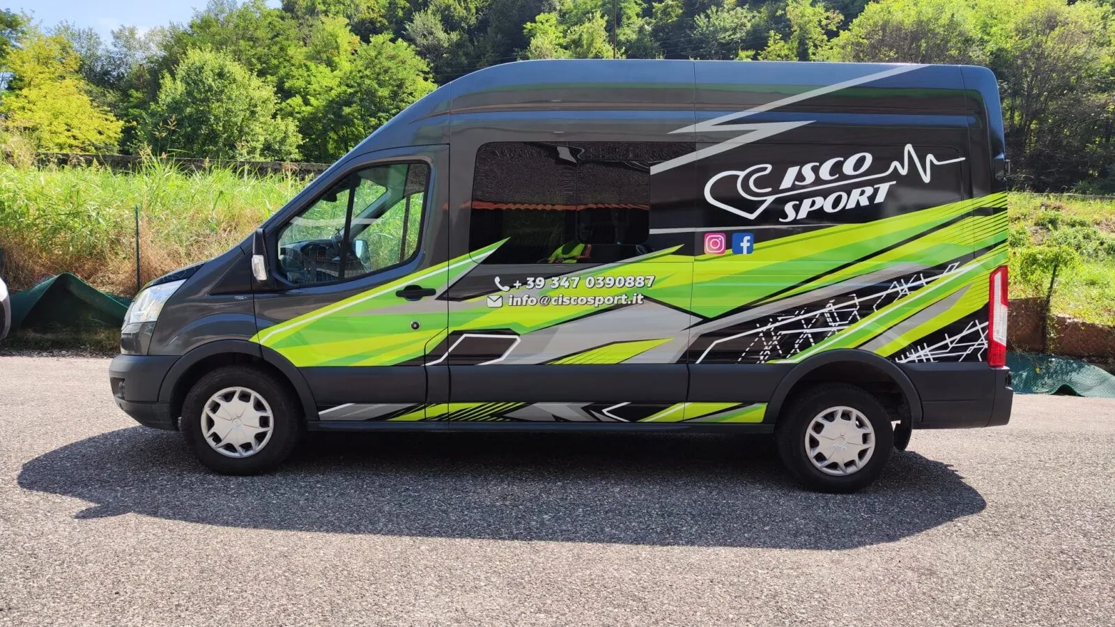 Furgone Cisco Sport con decorazione verde e nera