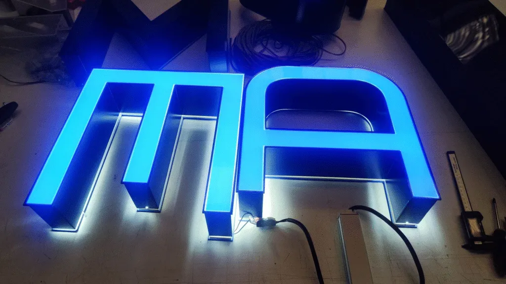 Insegna al neon blu con lettere 'MA'