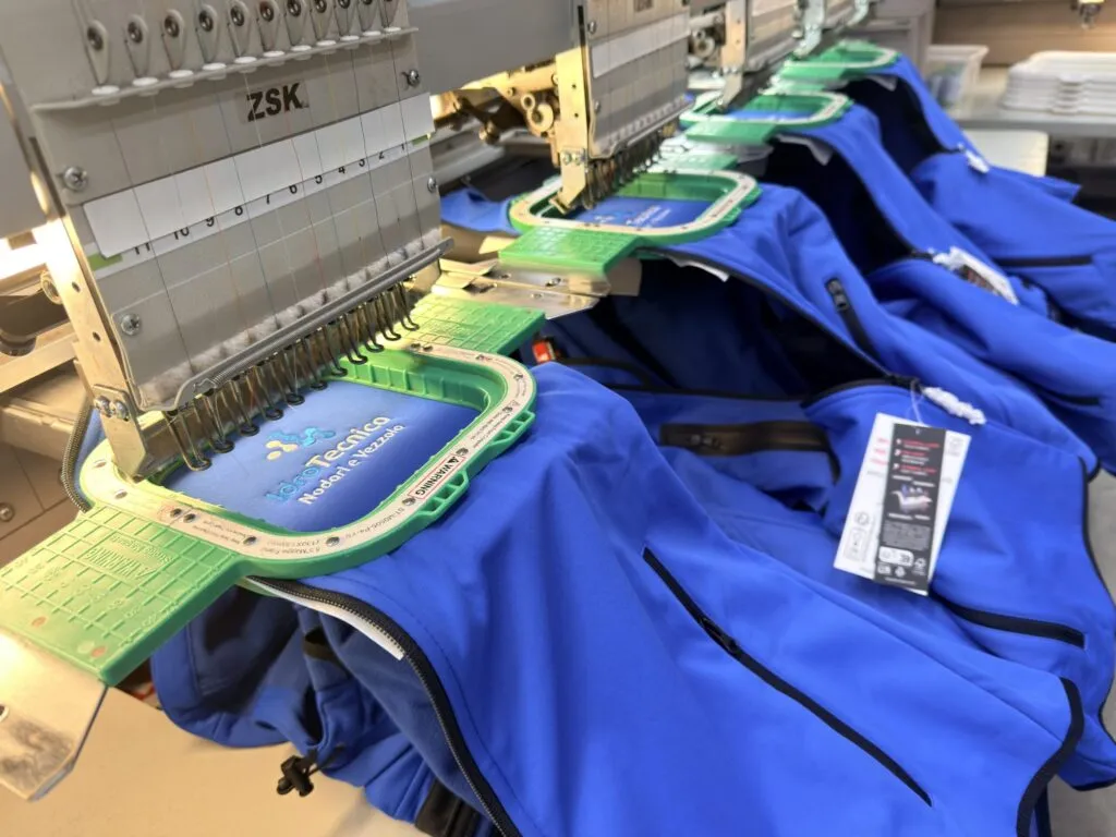 Macchina per ricamo su giacche blu