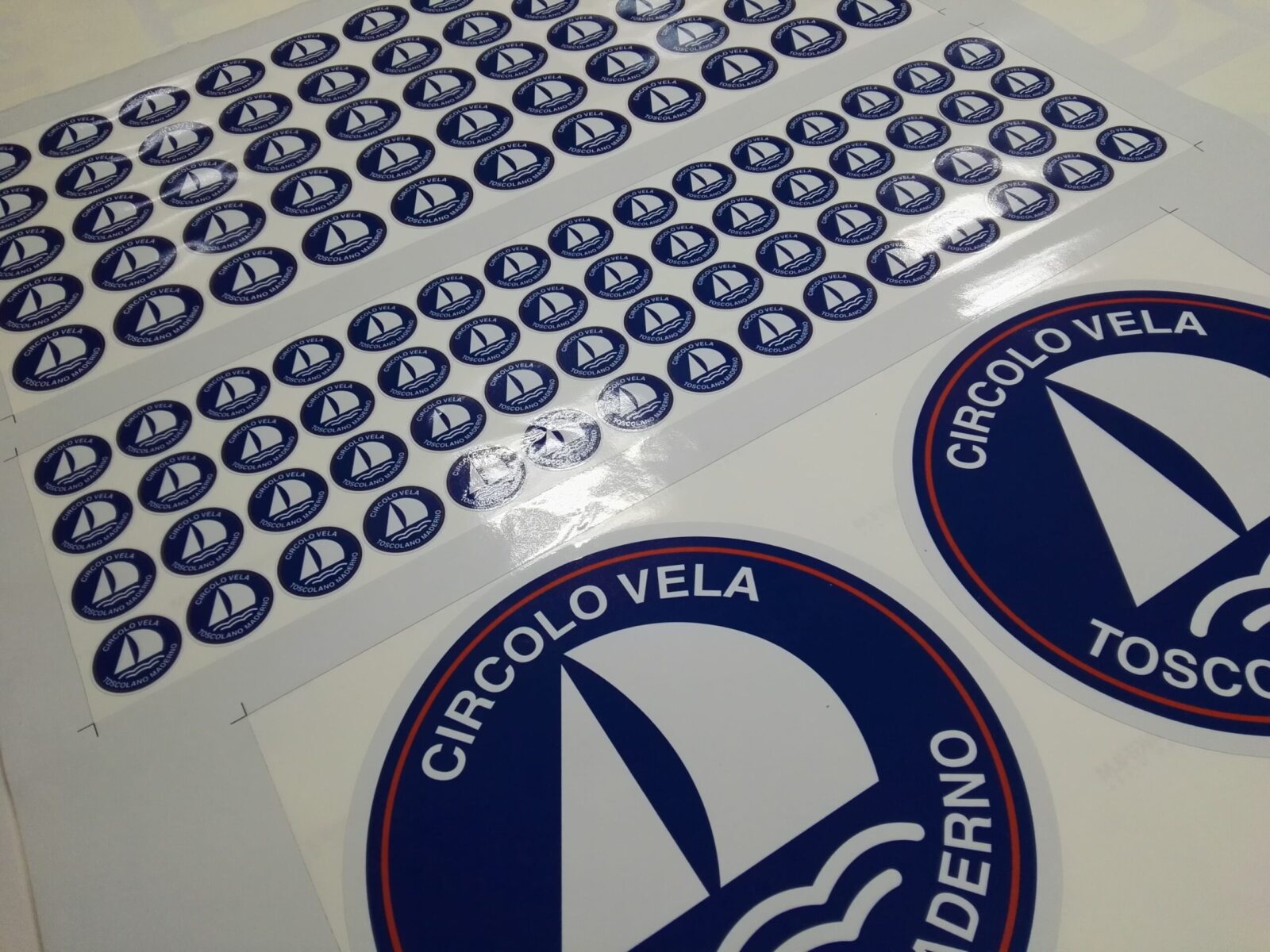 Adesivi Personalizzati In Vinile - Impermeabili, Taglio Preciso